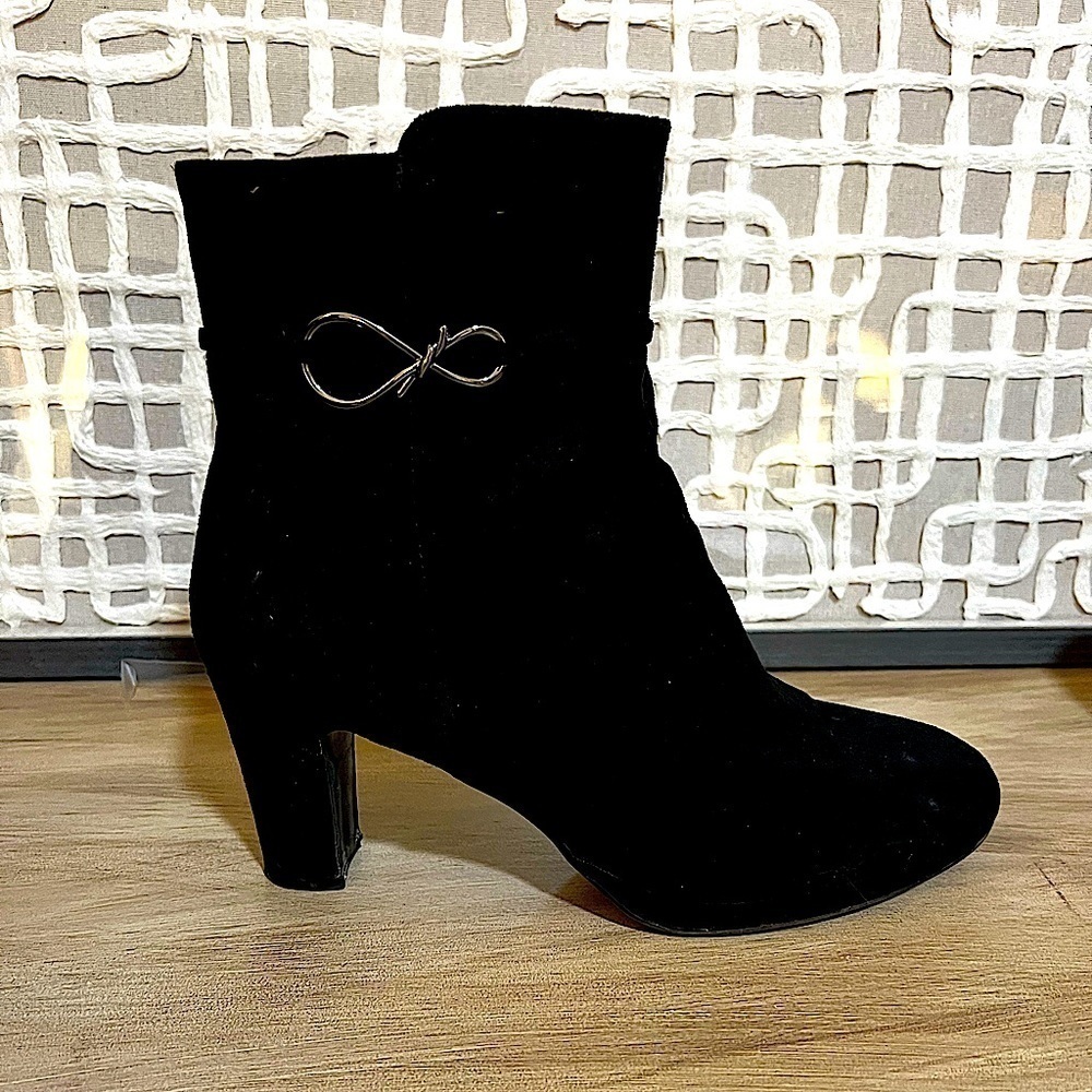 Impo Suede Heel Booties "Vernie" black size 10 excellent condition classic